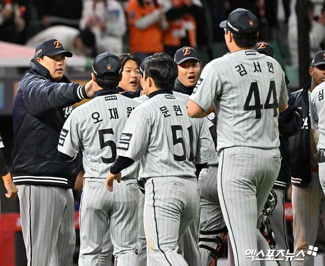 7일 오후 인천SSG랜더스필드에서 열린 '2026 신한 SOL Bank KBO리그' 한화 이글스와 SSG 랜더스의 경기, 한화가 6이닝 10탈삼진을 기록한 류현진의 호투에 힘입어 SSG에 6:2로 승리했다. 이날 경기에서 승리한 한화 선수들이 기뻐하고 있다. 인천, 김한준 기자