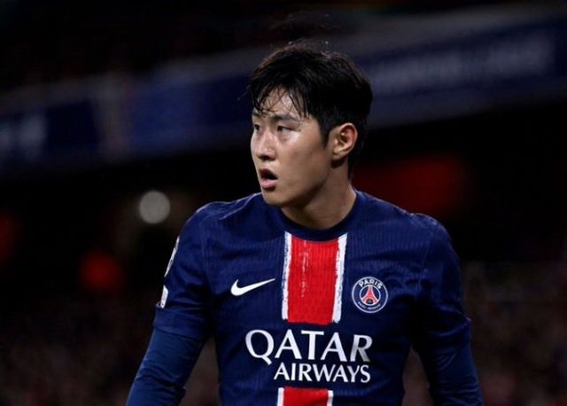 파리 생제르맹(PSG) 이강인이 앙투안 그리즈만의 후계자로 낙점되며 아틀레티코 마드리드 이적 가능성이 더욱 높아지고 있다. 다만 루이스 엔리케 감독은 여전히 이강인 '판매 불가'를 외치고 있다. 유럽 축구 이적시장 전문가 로마노는 최근 자신의 유튜브 채널을 통해 이강인의 아틀레티코 마드리드행 가능성을 직접 언급하며 현재 이강인이 매우 특별한 상황에 놓여 있다고 밝혔다. 로마노는 이적이나 계약이 확정적일 때 'Here we go'를 사용하는 것으로 잘 알려져 있다. 연합뉴스