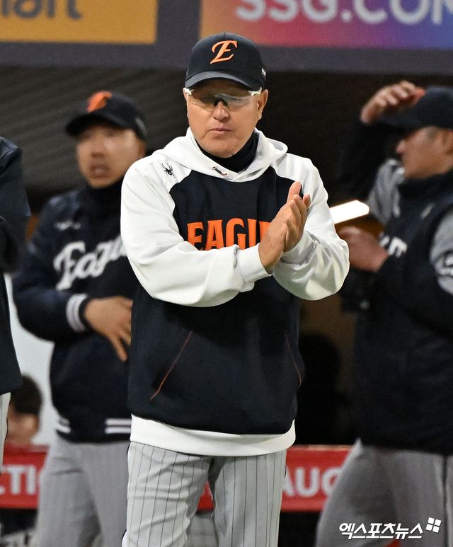  7일 오후 인천SSG랜더스필드에서 열린 '2026 신한 SOL Bank KBO리그' 한화 이글스와 SSG 랜더스의 경기, 한화가 6이닝 10탈삼진을 기록한 류현진의 호투에 힘입어 SSG에 6:2로 승리했다. 이날 경기에서 승리한 한화 김경문 감독이 박수를 치고 있다. 인천, 김한준 기자