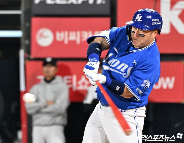 3일 오후 수원KT위즈파크에서 열린 '2026 신한 SOL Bank KBO리그' 삼성 라이온즈와 KT 위즈의 경기, 8회초 2사 2루 삼성 최형우가 타격을 하고 있다. 결과는 우익수 플라이 아웃. 엑스포츠뉴스 DB