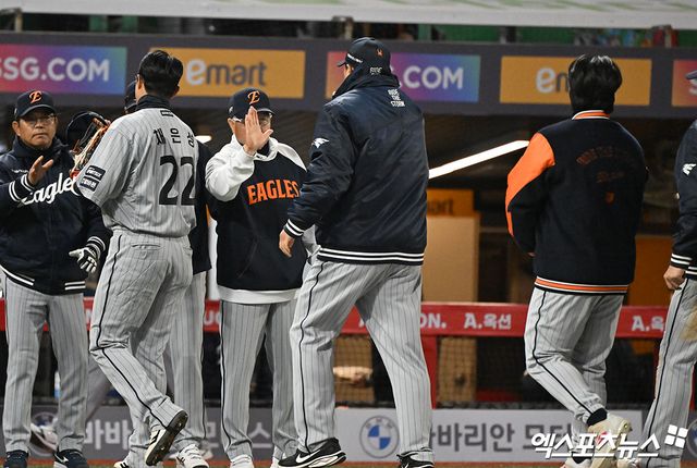 7일 오후 인천SSG랜더스필드에서 열린 '2026 신한 SOL Bank KBO리그' 한화 이글스와 SSG 랜더스의 경기, 한화가 6이닝 10탈삼진을 기록한 류현진의 호투에 힘입어 SSG에 6:2로 승리했다. 이날 경기에서 승리한 한화 김경문 감독이 선수들과 하이파이브를 하고 있다. 인천, 김한준 기자