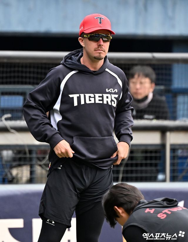 31일 오후 서울 송파구 잠실야구장에서 열리는 '2026 신한 SOL Bank KBO리그' KIA 타이거즈와 LG 트윈스의 경기, KIA 데일이 그라운드로 나오고 있다. 엑스포츠뉴스 DB