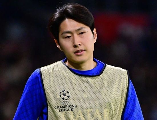 파리 생제르맹(PSG) 이강인이 앙투안 그리즈만의 후계자로 낙점되며 아틀레티코 마드리드 이적 가능성이 더욱 높아지고 있다. 다만 루이스 엔리케 감독은 여전히 이강인 '판매 불가'를 외치고 있다. 유럽 축구 이적시장 전문가 로마노는 최근 자신의 유튜브 채널을 통해 이강인의 아틀레티코 마드리드행 가능성을 직접 언급하며 현재 이강인이 매우 특별한 상황에 놓여 있다고 밝혔다. 로마노는 이적이나 계약이 확정적일 때 'Here we go'를 사용하는 것으로 잘 알려져 있다. 연합뉴스