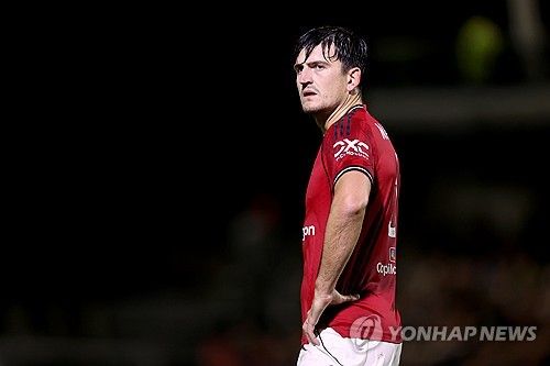 한때 애물단지 취급을 받았던 해리 매과이어가 결국 맨체스터 유나이티드와 재계약에 성공했다. 연봉 삭감까지 받아들이며 잔류 의지를 분명히 밝힌 가운데, 맨유 역시 경험과 리더십이 필요한 시점에서 매과이어를 붙잡는 쪽을 택했다. 맨체스터 유나이티드는 7일(한국시간) 구단 공식 홈페이지를 통해 매과이어와 2027년 6월까지 계약을 연장하는 새 계약을 체결했다고 발표했다. 계약에는 1년 추가 연장 옵션도 포함됐다. 이로써 매과이어는 최소 8시즌 이상 맨유 유니폼을 입게 됐다. 연합뉴스