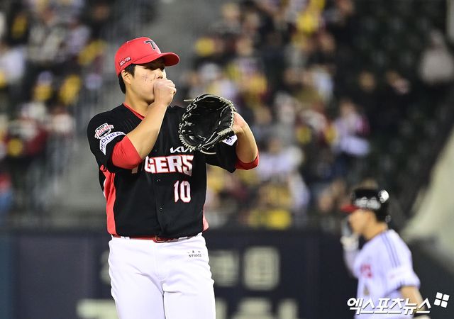 2일 오후 서울 송파구 잠실야구장에서 열린 '2026 신한 SOL Bank KBO리그' KIA 타이거즈와 LG 트윈스의 경기, 4회말 1사 1,2루 KIA 선발투수 김태형이 LG 천성호에게 볼넷을 허용하며 만루 위기를 맞이하고 있다. 엑스포츠뉴스 DB