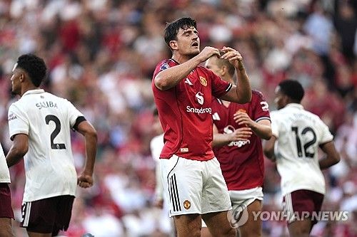 한때 애물단지 취급을 받았던 해리 매과이어가 결국 맨체스터 유나이티드와 재계약에 성공했다. 연봉 삭감까지 받아들이며 잔류 의지를 분명히 밝힌 가운데, 맨유 역시 경험과 리더십이 필요한 시점에서 매과이어를 붙잡는 쪽을 택했다. 맨체스터 유나이티드는 7일(한국시간) 구단 공식 홈페이지를 통해 매과이어와 2027년 6월까지 계약을 연장하는 새 계약을 체결했다고 발표했다. 계약에는 1년 추가 연장 옵션도 포함됐다. 이로써 매과이어는 최소 8시즌 이상 맨유 유니폼을 입게 됐다. 연합뉴스