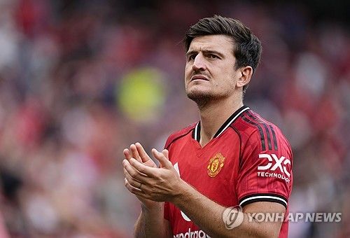 한때 애물단지 취급을 받았던 해리 매과이어가 결국 맨체스터 유나이티드와 재계약에 성공했다. 연봉 삭감까지 받아들이며 잔류 의지를 분명히 밝힌 가운데, 맨유 역시 경험과 리더십이 필요한 시점에서 매과이어를 붙잡는 쪽을 택했다. 맨체스터 유나이티드는 7일(한국시간) 구단 공식 홈페이지를 통해 매과이어와 2027년 6월까지 계약을 연장하는 새 계약을 체결했다고 발표했다. 계약에는 1년 추가 연장 옵션도 포함됐다. 이로써 매과이어는 최소 8시즌 이상 맨유 유니폼을 입게 됐다. 연합뉴스