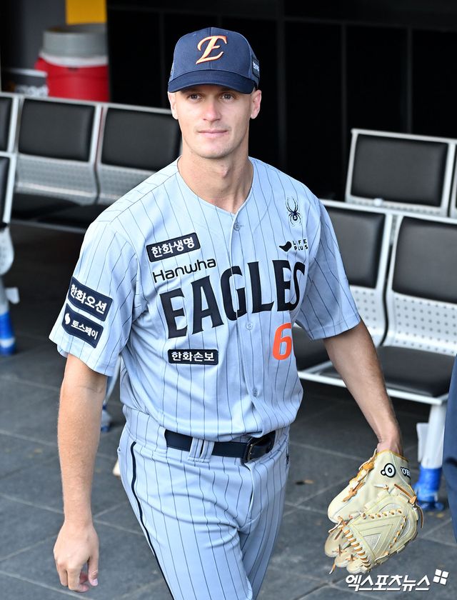 7일 오후 인천SSG랜더스필드에서 열린 '2026 신한 SOL Bank KBO리그' 한화 이글스와 SSG 랜더스의 경기, 경기 전 대체 외인으로 합류한 한화 잭 쿠싱이 포즈를 취하고 있다. 인천, 김한준 기자