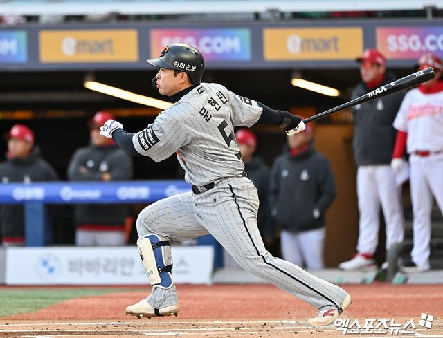 7일 오후 인천SSG랜더스필드에서 열린 '2026 신한 SOL Bank KBO리그' 한화 이글스와 SSG 랜더스의 경기, 1회초 1사 2루 한화 문현빈이 1타점 적시타를 날리고 있다. 인천, 김한준 기자