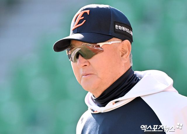 7일 오후 인천SSG랜더스필드에서 열리는 '2026 신한 SOL Bank KBO리그' 한화 이글스와 SSG 랜더스의 경기, 한화 김경문 감독이 선수들의 훈련을 지켜보고 있다. 인천, 김한준 기자