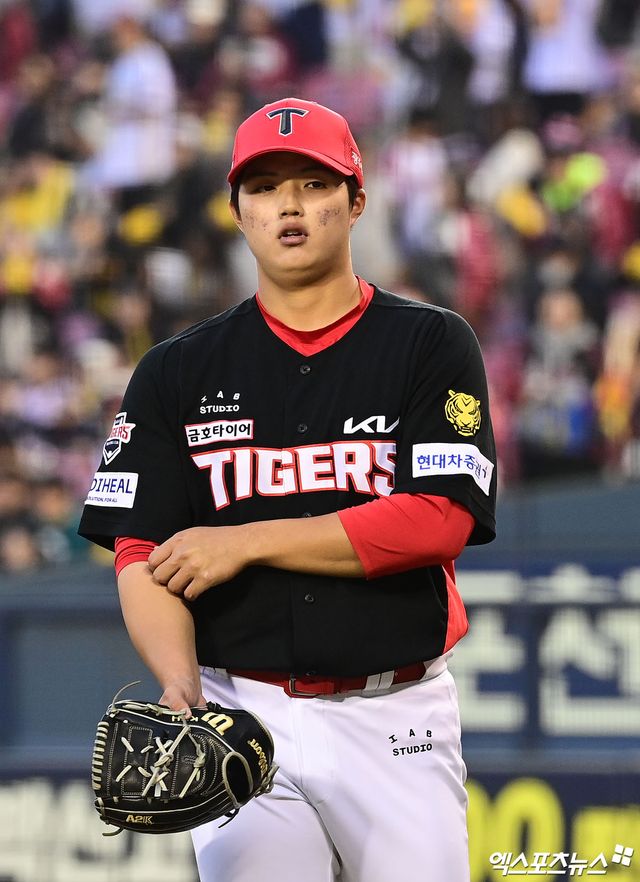 2일 오후 서울 송파구 잠실야구장에서 열린 '2026 신한 SOL Bank KBO리그' KIA 타이거즈와 LG 트윈스의 경기, 1회말 KIA 선발투수 김태형이 삼자범퇴로 이닝을 마친 뒤 더그아웃으로 향하고 있다. 엑스포츠뉴스 DB
