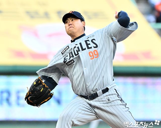 7일 오후 인천SSG랜더스필드에서 열린 '2026 신한 SOL Bank KBO리그' 한화 이글스와 SSG 랜더스의 경기, 1회말 한화 선발투수 류현진이 공을 힘차게 던지고 있다. 인천, 김한준 기자