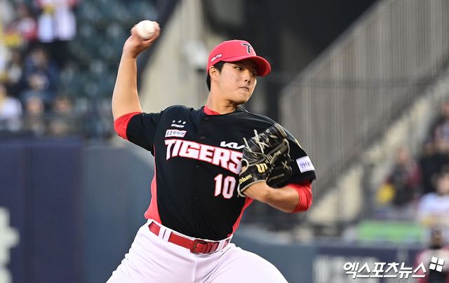 2일 오후 서울 송파구 잠실야구장에서 열린 '2026 신한 SOL Bank KBO리그' KIA 타이거즈와 LG 트윈스의 경기, 1회말 KIA 선발투수 김태형이 역투하고 있다. 엑스포츠뉴스 DB