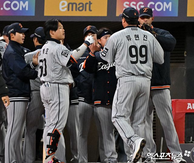 7일 오후 인천SSG랜더스필드에서 열린 '2026 신한 SOL Bank KBO리그' 한화 이글스와 SSG 랜더스의 경기, 4회말 수비를 마친 한화 류현진이 더그아웃으로 향하고 있다. 인천, 김한준 기자