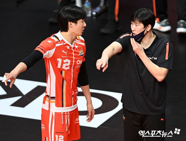 2일 오후 경기도 안산 상록수체육관에서 열린 '도드람 2022-2023 V리그' OK저축은행과 삼성화재의 경기, OK금융그룹 석진욱 감독이 전병선에게 위치를 지시하고 있다. 엑스포츠뉴스 DB