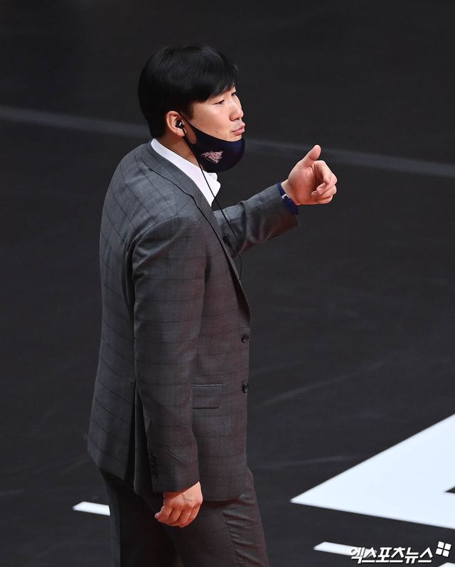 20일 오후 경기도 안산상록수체육관에서 열린 '2021-2022 도드람 V리그' 남자부 OK금융그룹과 현대캐피탈의 경기, OK금융그룹 석진욱 감독이 선수들에게 이야기를 하고 있다. 엑스포츠뉴스 DB