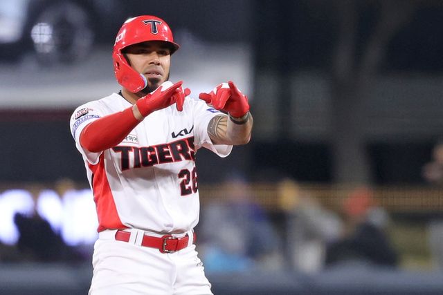 8일 오후 광주-KIA챔피언스필드에서 열린 '2026 신한 SOL KBO리그' 삼성 라이온즈와 KIA 타이거즈의 경기, 2회말 2사 만루 KIA 해럴드 카스트로가 3타점 2루타를 날린 뒤 세리머니를 하고 있다. KIA 타이거즈