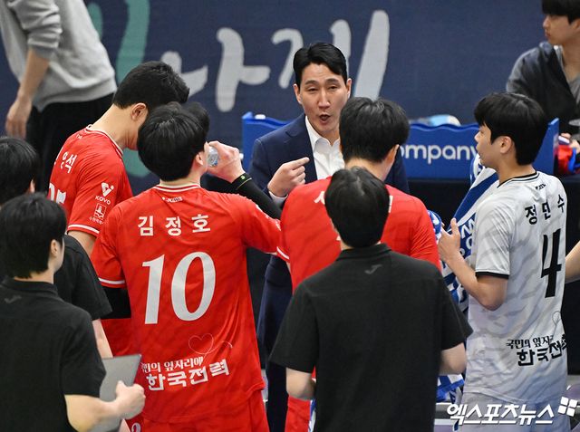 18일 오후 경기도 수원실내체육관에서 열린 '진에어 2025-2026 V-리그' 한국전력과 KB손해보험의 경기, 한국전력 권영민 감독이 작전타임을 갖고 있다. 엑스포츠뉴스 DB