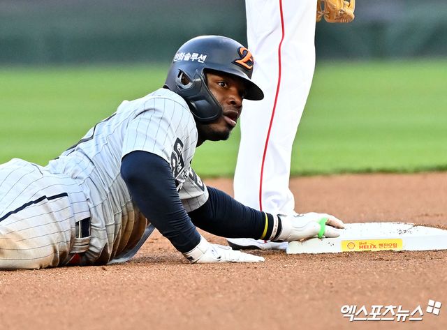 7일 오후 인천SSG랜더스필드에서 열린 '2026 신한 SOL Bank KBO리그' 한화 이글스와 SSG 랜더스의 경기, 1회초 1사 한화 페라자가 2루타를 날리고 있다. 인천, 김한준 기자