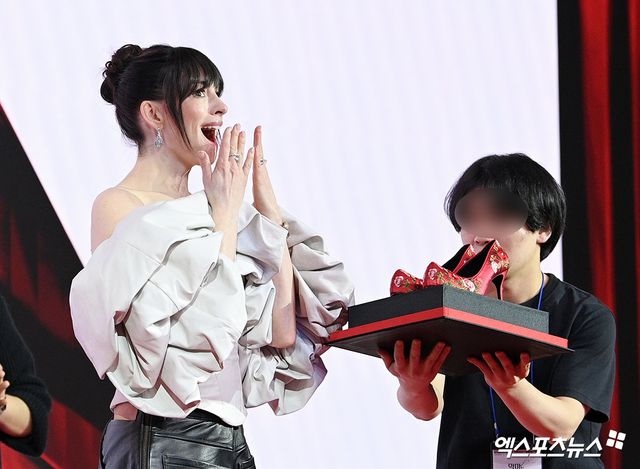 앤 해서웨이 깜짝 놀라게 한 '꽃신 선물'