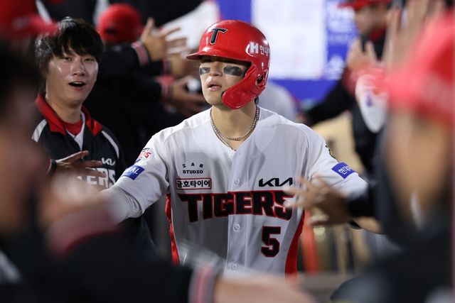 8일 오후 광주-KIA챔피언스필드에서 열린 '2026 신한 SOL KBO리그' 삼성 라이온즈와 KIA 타이거즈의 경기, 3회말 1사 1루 KIA 김호령이 투런홈런을 날린 뒤 동료들과 기쁨을 나누고 있다. KIA 타이거즈