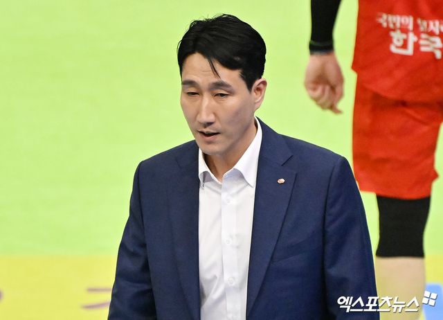 18일 오후 경기도 수원실내체육관에서 열린 '진에어 2025-2026 V-리그' 한국전력과 KB손해보험의 경기, 한국전력 권영민 감독이 아쉬워하고 있다. 엑스포츠뉴스 DB
