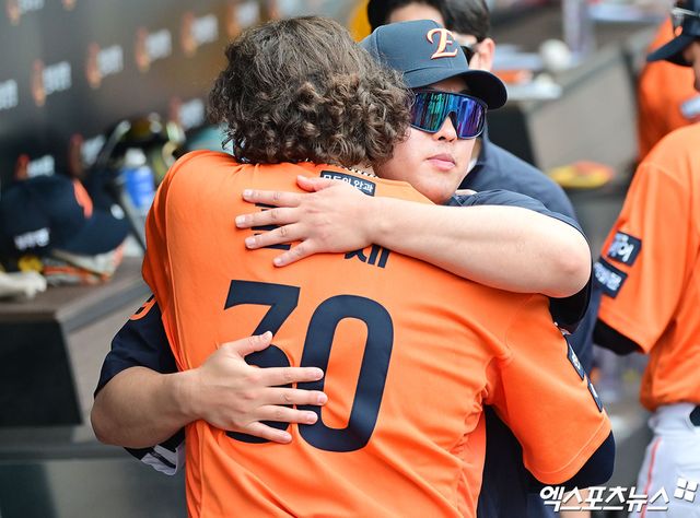 17일 오후 대전 한화생명 볼파크에서 열린 '2025 신한 SOL Bank KBO리그' SSG 랜더스와 한화 이글스의 더블헤더 1차전 경기, 8회초 1사 한화 폰세가 SSG 최준우를 삼진으로 잡으며 한 경기 최다 탈삼진 18개를 기록했다. 한화 폰세가 류현진의 축하를 받고 있다. 엑스포츠뉴스 DB