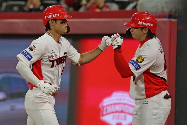 8일 오후 광주-KIA챔피언스필드에서 열린 '2026 신한 SOL KBO리그' 삼성 라이온즈와 KIA 타이거즈의 경기, 3회말 1사 1루 KIA 김호령이 투런홈런을 날린 뒤 나성범과 기쁨을 나누고 있다. KIA 타이거즈