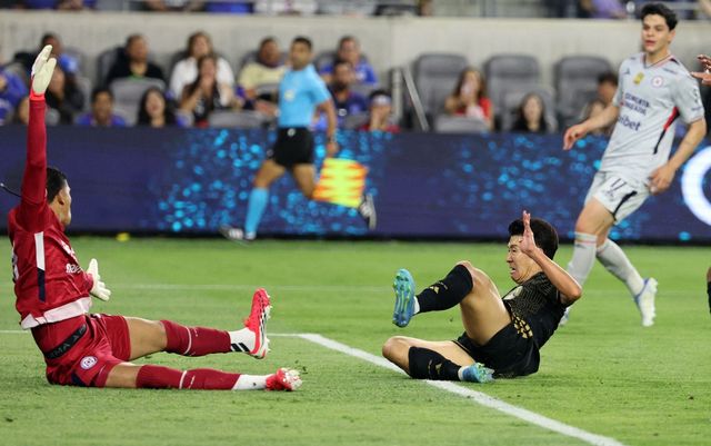 LAFC가 8일(한국시간) 미국 캘리포니아주 로스앤젤레스에 있는 BMO 스타디움에서 열린 크루스 아술(멕시코)과의 2026 북중미카리브해연맹(CONCACAF) 챔피언스컵 8강 1차전에서 손흥민의 결승 골을 앞세워 3-0 완승을 거뒀다.&nbsp; 이 대회 디펜딩 챔피언 크루스 아술을 상대로 LAFC는 빠르고 날카로운 역습을 무기로 골망을 흔들며 4강 진출 가능성을 한껏 높였다.&nbsp; 손흥민은 레알 에스파냐(온두라스)와의 대회 1라운드 1차전 당시 페널티킥 득점 이후 기나긴 침묵을 11경기 만에 깨며 시즌 2호골을 터뜨렸다. 시즌 첫 필드골이기도 하다.&nbsp;연합뉴스