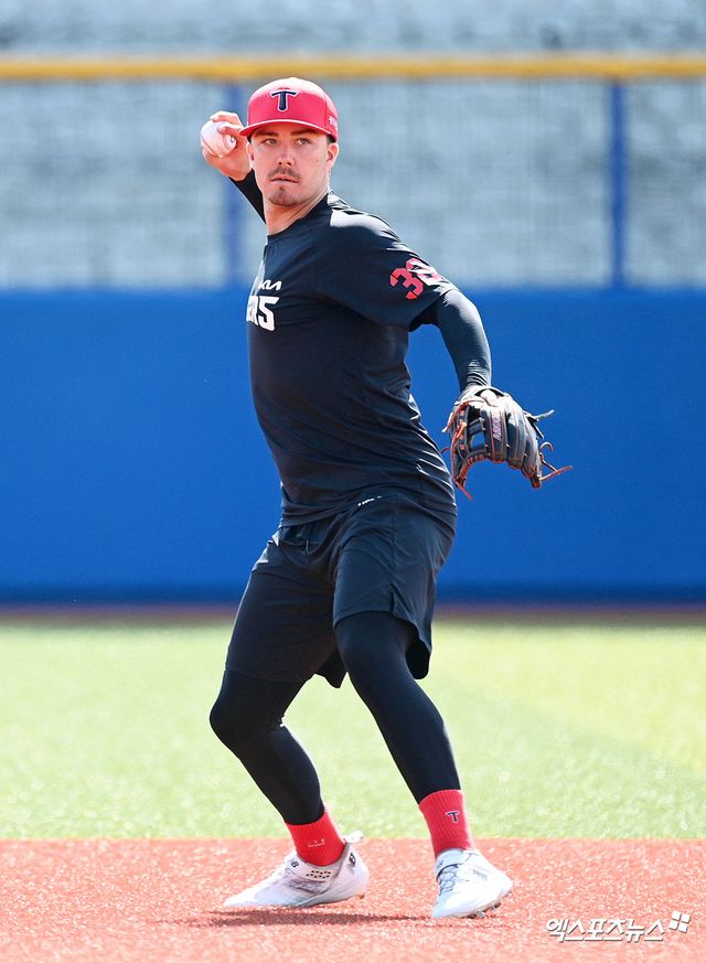 24일 일본 오키나와 카데나 구장에서 열리는 기아 타이거즈와 WBC 대표팀의 연습경기에 앞서 KIA 제라드 데일이 훈련을 하고 있다. 엑스포츠뉴스 DB