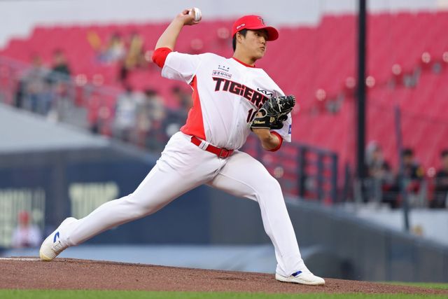 8일 오후 광주-KIA챔피언스필드에서 열린 '2026 신한 SOL KBO리그' 삼성 라이온즈와 KIA 타이거즈의 경기, KIA 선발 김태형이 공을 힘차게 던지고 있다. KIA 타이거즈