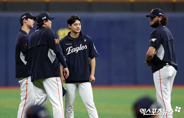 6일 오후 서울 구로구 고척스카이돔에서 열린 '2025 신한 SOL Bank KBO리그' 한화 이글스와 키움 히어로즈의 경기, 경기 전 한화 엄상백 류현진 문동주 폰세가 대화를 나누고 있다. 엑스포츠뉴스 DB