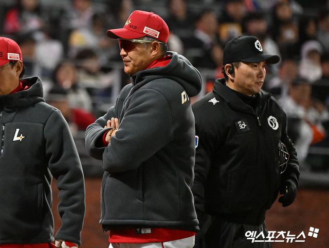 7일 오후 인천SSG랜더스필드에서 열린 '2026 신한 SOL Bank KBO리그' 한화 이글스와 SSG 랜더스의 경기, 8회말 SSG 이숭용 감독이 박성한의 아웃에 대해 어필을 한 뒤 더그아웃으로 향하고 있다. 인천, 김한준 기자