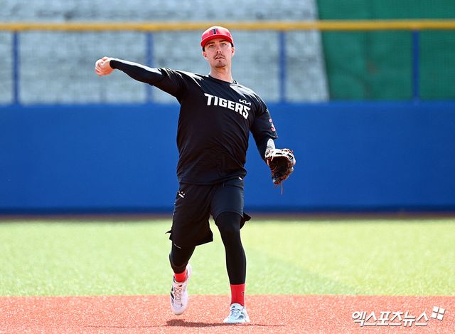24일 일본 오키나와 카데나 구장에서 열리는 기아 타이거즈와 WBC 대표팀의 연습경기에 앞서 KIA 제라드 데일이 훈련을 하고 있다. 엑스포츠뉴스 DB
