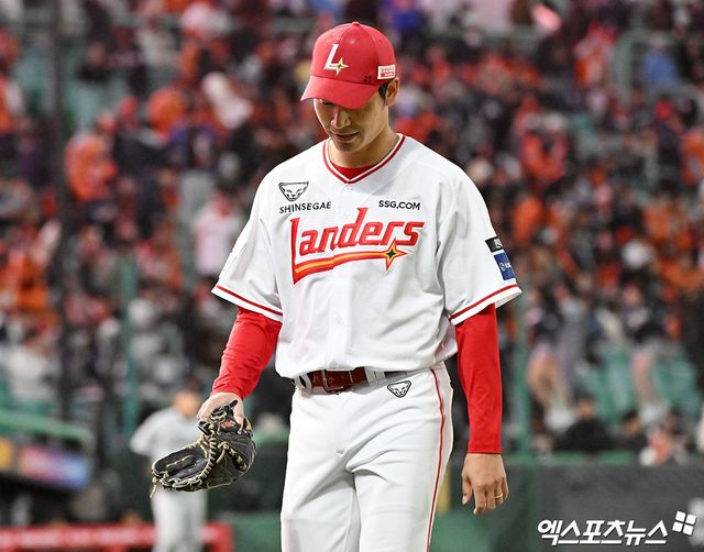 7일 오후 인천SSG랜더스필드에서 열린 '2026 신한 SOL Bank KBO리그' 한화 이글스와 SSG 랜더스의 경기, 3회초 수비를 마친 SSG 타케다가 더그아웃으로 향하고 있다. 인천, 김한준 기자