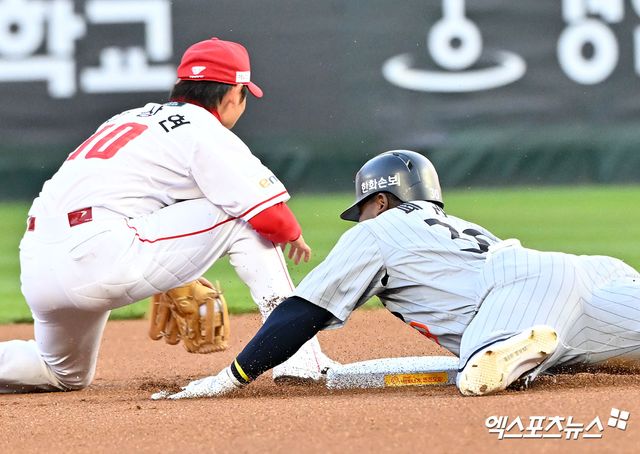 7일 오후 인천SSG랜더스필드에서 열린 '2026 신한 SOL Bank KBO리그' 한화 이글스와 SSG 랜더스의 경기, 1회초 1사 한화 페라자가 2루타를 날리고 있다. 인천, 김한준 기자