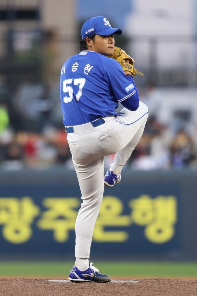 8일 오후 광주-KIA챔피언스필드에서 열린 '2026 신한 SOL KBO리그' 삼성 라이온즈와 KIA 타이거즈의 경기, 삼성 선발 이승현이 2⅔이닝 11피안타(2피홈런) 8사사구 12실점을 기록했다. 이는 개인 한 경기 최다 자책(종전 지난해 4월 18일 대구 롯데 자이언츠전 7자책)이다. 삼성 라이온즈