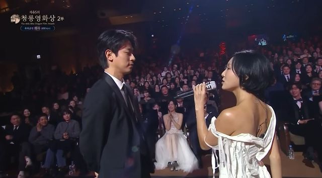 화사, 박정민 청룡 무대