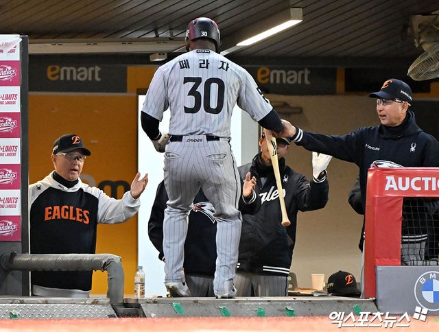 7일 오후 인천SSG랜더스필드에서 열린 '2026 신한 SOL Bank KBO리그' 한화 이글스와 SSG 랜더스의 경기, 3회초 2사 만루 한화 페라자가 하주석의 2타점 적시타때 득점에 성공하고 있다. 인천, 김한준 기자