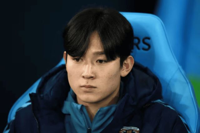 한국 축구 유망주 양민혁의 성장세가 멈췄다. 토트넘 홋스퍼를 떠나 2부 챔피언십으로 임대됐으나 정기적인 출전을 하지 못하면서 임대 결정이 애초에 잘못됐다는 비판까지 나오고 있다. 토트넘이 1월 이적시장에서 양민혁의 임대 환경을 업그레이드하겠다는 판단으로 포츠머스에서 복귀시킨 후 코번트리로 재임대 했다. 하지만 결과는 참담했다. 양민혁은 코번트리 이적 직후 4경기(FA컵 포함)에 나섰으나 이후에는 아예 경기 명단에서조차 사라졌다. 리그 기준으로는 3경기 29분 출전에 그쳤고, 공격 포인트도 없다. 기회를 통해 성장해야 할 10대 선수에게 가장 치명적인 공백이 찾아온 셈이다. SNS