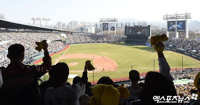 KBO가 정부의 5월 1일 노동절 공휴일 지정에 발맞춰 올해 노동절 경기 개시시간을 기존 18시30분에서 17시로 앞당겼다. 사진 엑스포츠뉴스 DB