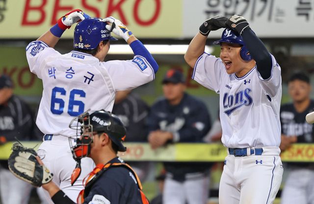 삼성 라이온즈 외야수 박승규(왼쪽)가 1일 대구 삼성라이온즈파크에서 열린 2026 신한 SOL KBO리그 한화 이글스와의 팀 간 4차전에서 8회말 역전 2점 홈런을 기록했다. 사진 삼성 라이온즈