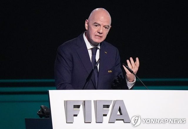 잔니 인판티노 국제축구연맹(FIFA) 회장이 내년 열리는 회장 선거에 출마하겠다는 뜻을 밝혔다. 임기 기간이 4년인 FIFA 회장직은 연임 횟수에 제한이 없다가 2016년 합산 임기를 최대 12년으로 제한했지만, 중도 부임한 인판티노 회장의 첫 재임 기간 3년 반은 임기에 포함되지 않기 때문에 한 차례 더 출마할 수 있는 상황이다. 사진 연합뉴스