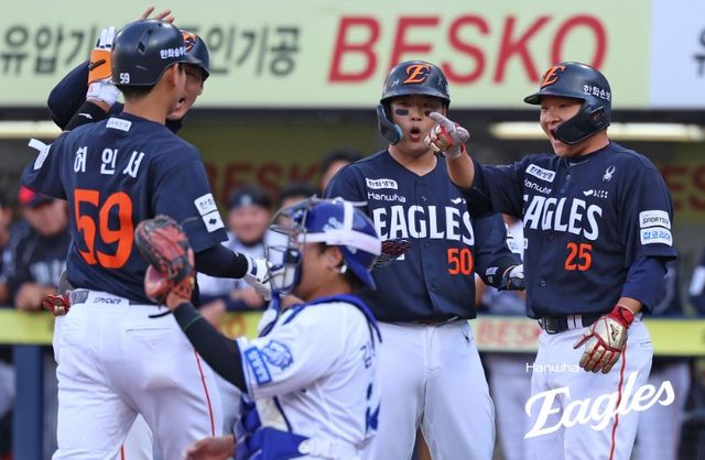 한화 이글스 포수 허인서(왼쪽)가 1일 대구 삼성라이온즈파크에서 열린 2026 신한 SOL KBO리그 삼성 라이온즈와의 팀 간 4차전에서 2회초 3점 홈런을 기록했다. 사진 한화 이글스