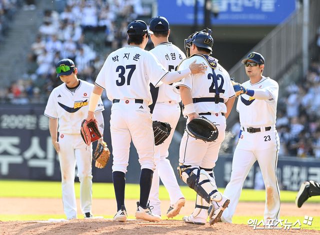 10일 오후 서울 송파구 잠실야구장에서 열린 '2026 신한 SOL Bank KBO리그' SSG 랜더스와 두산 베어스의 경기, 두산이 SSG를 상대로 3:1 승리를 거뒀다. 이날 경기를 승리로 마친 두산 선수들이 기뻐하고 있다. 잠실, 고아라 기자