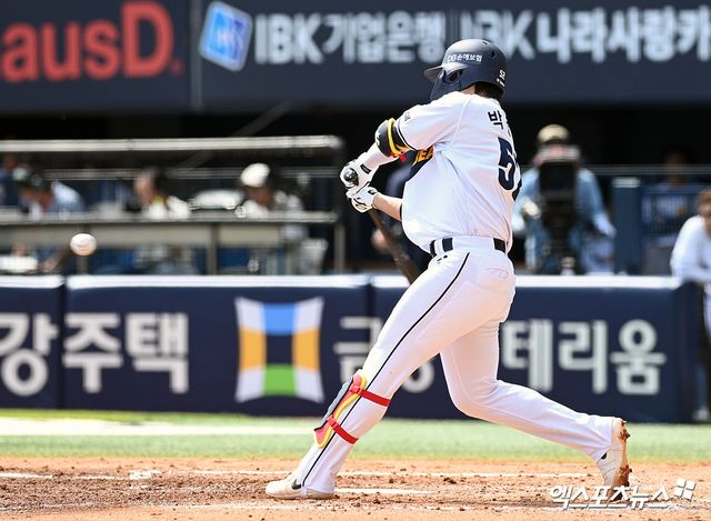 10일 오후 서울 송파구 잠실야구장에서 열린 '2026 신한 SOL Bank KBO리그' SSG 랜더스와 두산 베어스의 경기, 3회말 두산 박준순이 홈런을 날리고 있다. 잠실, 고아라 기자