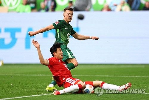 한국 국가대표 센터백 김민재가 소속팀 바이에른 뮌헨에서 단 45분만 뛰고도 철벽 수비를 펼쳤다. 압도적인 수비 지표를 기록하며 독일 현지 매체로부터 높은 평점을 받았다. 바이에른 뮌헨 10일(한국시간) 독일 볼프스부르크의 폭스바겐 아레나에서 열린 2025-2026시즌 독일 분데스리가 33라운드 원정 경기에서 볼프스부르크를 1-0으로 꺾었다. 연합뉴스