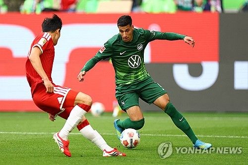 한국 국가대표 센터백 김민재가 소속팀 바이에른 뮌헨에서 단 45분만 뛰고도 철벽 수비를 펼쳤다. 압도적인 수비 지표를 기록하며 독일 현지 매체로부터 높은 평점을 받았다. 바이에른 뮌헨 10일(한국시간) 독일 볼프스부르크의 폭스바겐 아레나에서 열린 2025-2026시즌 독일 분데스리가 33라운드 원정 경기에서 볼프스부르크를 1-0으로 꺾었다. 연합뉴스