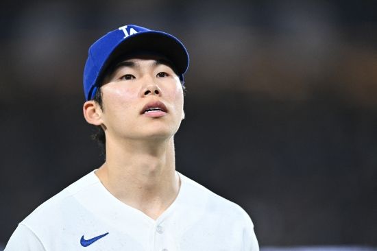 미국 메이저리그(MLB) LA 다저스 내야수 김혜성이 빅리그에 생존한다. 올시즌 개막전에서 김혜성을 밀어냈던 알렉스 프리랜드가 마이너리그로 내려간다. 뉴욕 포스트는 12일 새벽 다저스가 무키 베츠를 부상자 리스트에서 제외했으며 프리랜드가 마이너리그로 간다고 알렸다. 뉴욕타임스 산하 글로벌 스포츠 미디어 '디 애슬레틱'에서 LA 다저스를 맡고 있는 기자 파비안 아르다야도 해당 글을 자신의 SNS에 포스팅하면서 김혜성의 생존 소식을 사실상 확인했다. 베츠의 12일 샌프란시스코 자이언츠전 복귀가 확정되면서 김혜성, 프리랜드 중 누가 마이너로 갈지 화제였는데 프리랜드가 내려간다. 연합뉴스