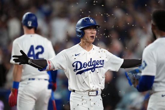 미국 메이저리그(MLB) LA 다저스 내야수 김혜성이 빅리그에 생존한다. 올시즌 개막전에서 김혜성을 밀어냈던 알렉스 프리랜드가 마이너리그로 내려간다. 뉴욕 포스트는 12일 새벽 다저스가 무키 베츠를 부상자 리스트에서 제외했으며 프리랜드가 마이너리그로 간다고 알렸다. 뉴욕타임스 산하 글로벌 스포츠 미디어 '디 애슬레틱'에서 LA 다저스를 맡고 있는 기자 파비안 아르다야도 해당 글을 자신의 SNS에 포스팅하면서 김혜성의 생존 소식을 사실상 확인했다. 베츠의 12일 샌프란시스코 자이언츠전 복귀가 확정되면서 김혜성, 프리랜드 중 누가 마이너로 갈지 화제였는데 프리랜드가 내려간다. 연합뉴스
